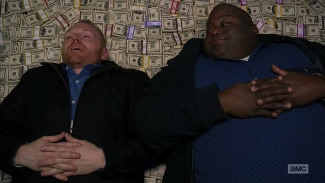 Kuby (Bill Burr) y Huell (Lavell Crawford), sobre su cama de billetes en «Breaking Bad»