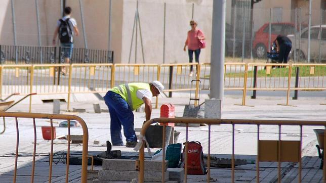 Un operario en los trabajos de rediseño de la calle Real para evitar que se rompan las losas al paso de vehículos