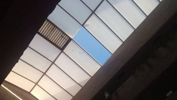 Imagen del techo del patio donde voló una de las placas