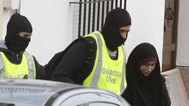 Registro en la vivienda de Almonte en presencia de la detenida por intentar pasar al DAESH