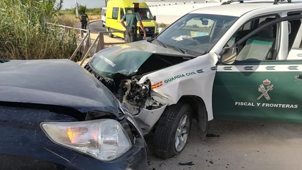 Imagen del todo terreno y del vehículo de la Guardia Civil tras el suceso