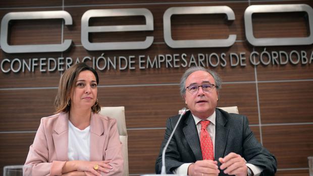 La alcaldesa de Córdoba, Isabel Ambrosio, junto al presidente dela CECO Antonio Díaz