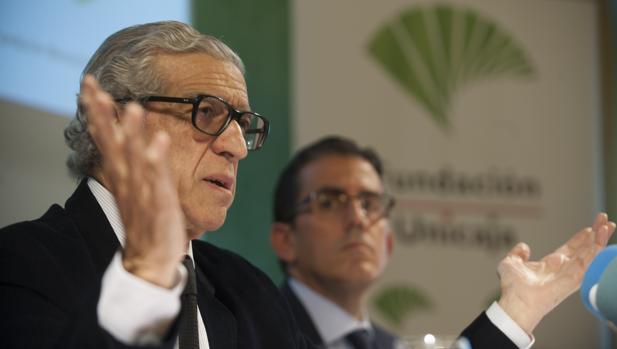 El presidente de la Fundación Bancaria Unicaja, Braulio Medel, junto a su director general, Sergio Corral