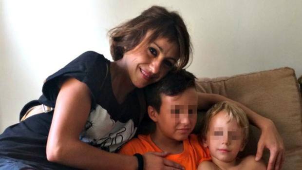 La madre de Granada, Juana Rivas, con sus hijos.
