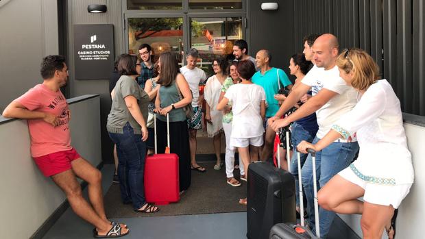 Los afectados esperan en la puerta del hotel para recibir información