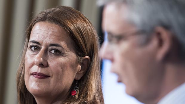 La consejera de Educación, Sonia Gaya, mira al portavoz de la Junta, Juan Carlos Blanco