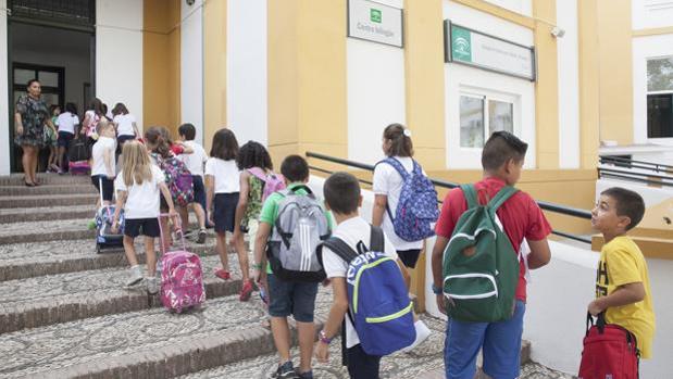 Comienzo del curso escolar para alumnos de la etapa de primaria en el colegio Colón de Córdoba