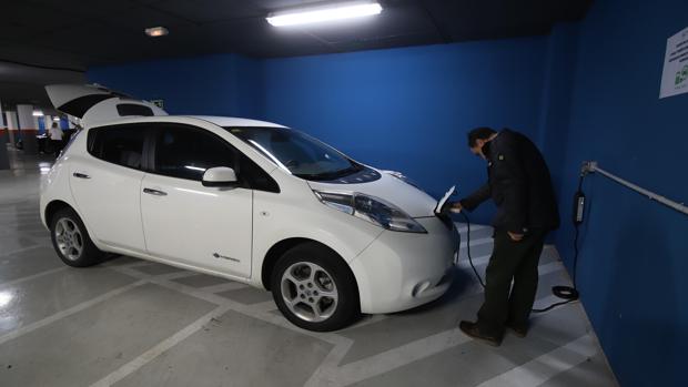 Un usuario cordobés de coche eléctrico en un punto de recarga