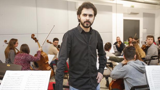 Alejandro Muñoz, durante un ensayo con la Orquesta Joven de Córdoba