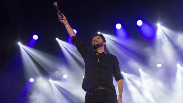 El cantante onubense Manuel Carrasco durante su concierto en la Plaza España de Sevilla