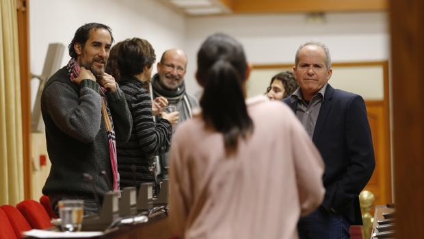 El portavoz de Ganemos, con el grupo municipal al fondo