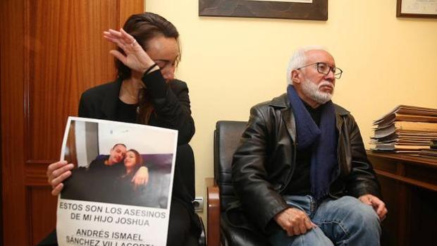 El padre y la hermana de Joshua
