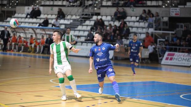 Koseky disputa un balón en Castellón