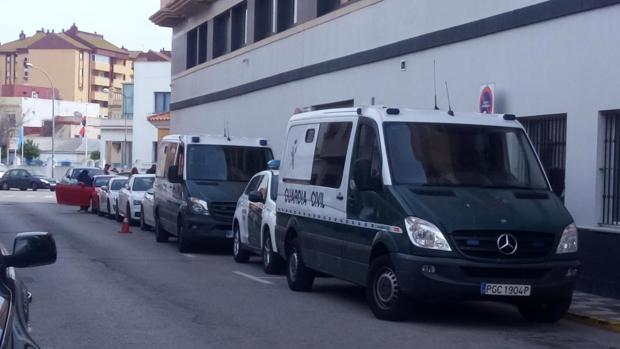 Varios furgones de la Guardia Civil, ante los juzgados de La Línea de la Concepción