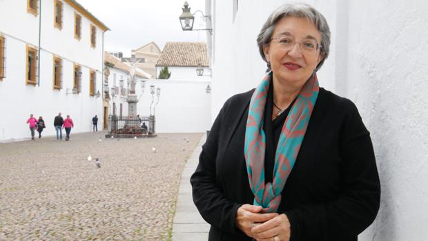 Fuensanta García de la Torre, exdirectora del Museo de Bellas Artes de Córdoba , en la plaza de Capuchinos