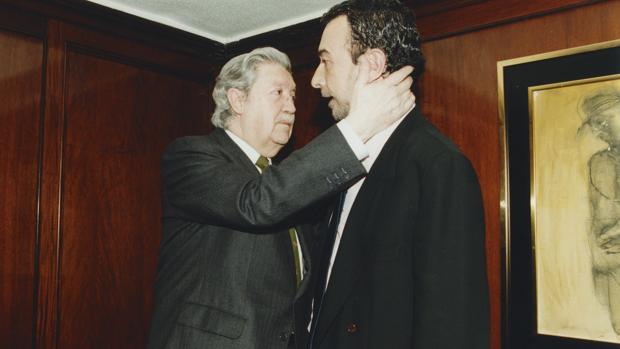 Manuel Alcántara abraza a José Luis Garci en 1998, durante la presentación del libro «Vuelta de hoja»