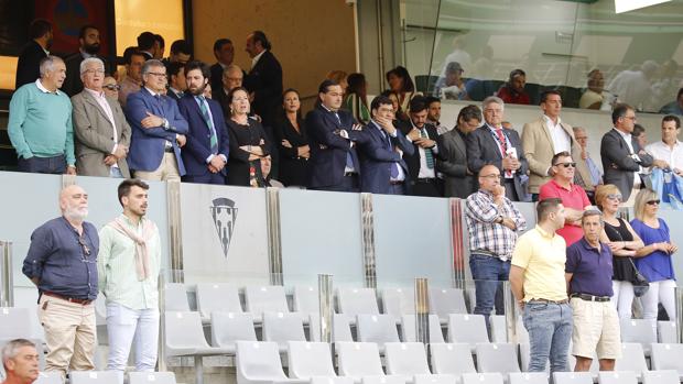 Jesús León, el domingo en un palco vacío de políticos