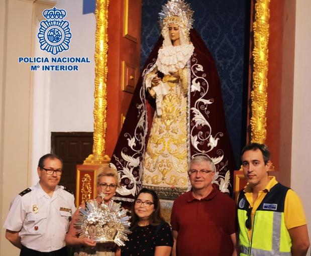 La Policía entrega a la hermandad de Jesús Rescatado la corona de la Virgen de la Amargura