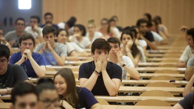 Estudiantes durante las pruebas de Selectividad