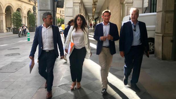 Los representantes de Ciudadanos en Granada, al abandonar la reunión