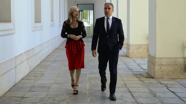 Patricia del Pozo y Elías Bendodo este lunes en el Palacio de San Telmo