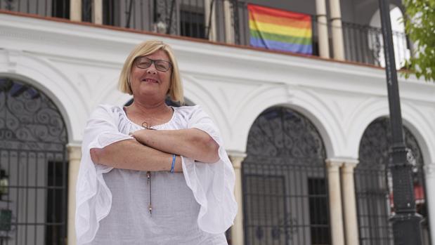Rocío del Mar Castellano ante las puertas del Ayuntamiento de Almonte