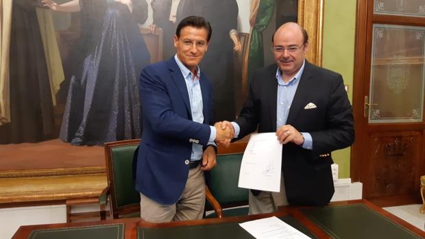 El alcalde de Ciudadanos en Granada, Luis Salvador, con el popular Sebastián Pérez.