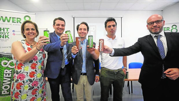 El alcade de Córdoba, José María Bellido, celebra con Goup el nuevo producto