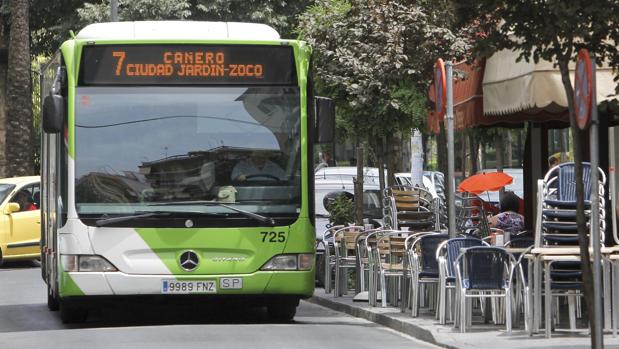 Un autobús de la línea 7 de Aucorsa circula por la ciudad