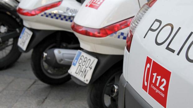 Vehículos de la policía local rotulados con el número del 112