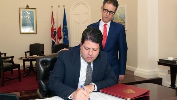 Picardo, durante la firma de los memorandos del Brexit, junto al viceministro principal