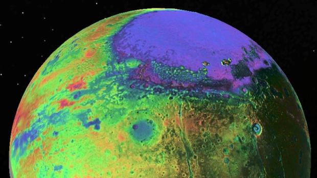 Vista de Plutón tomada por la nave New Horizons de la NASA. La topografía tiene un código de colores: morado y azul son bajos y amarillo y rojo, altos