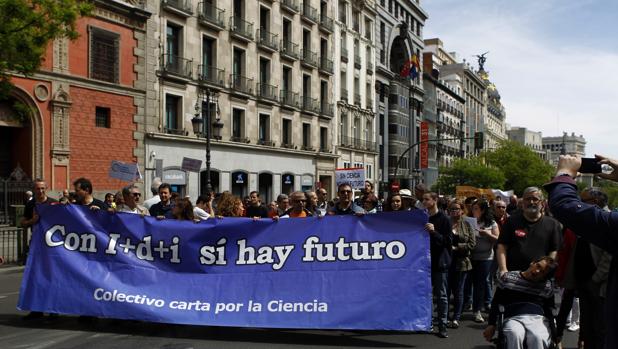 Científicos españoles se suman frente al Ministerio de Educación, en Madrid, a la marcha mundial por la ciencia