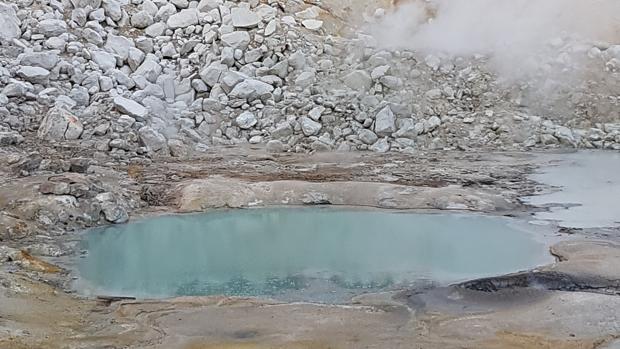 Charco o estanque caliente situado en California