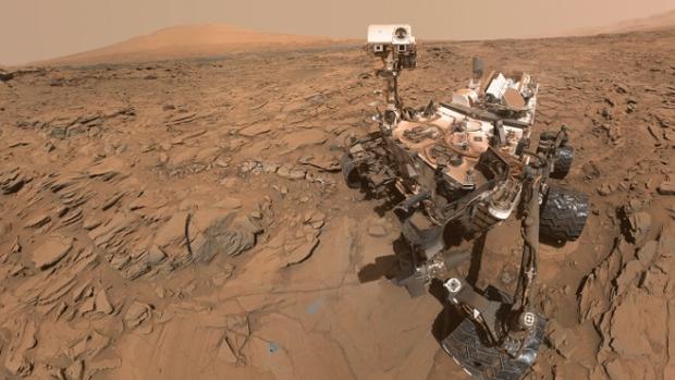 Imagen de archivo del Curiosity en un sitio de perforación en Marte