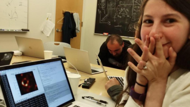 Katie Bouman con la imagen del agujero negro en la pantalla de su ordenador en el MIT