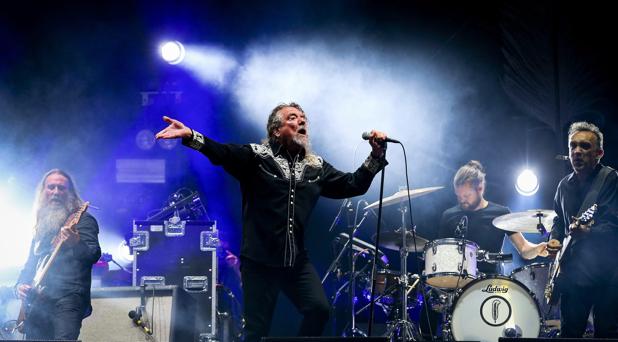 Robert Plant durante uno de sus conciertos