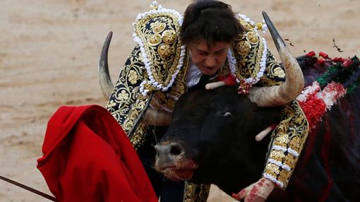 Roca Rey, entre los pitones del toro en una imagen escalofriante