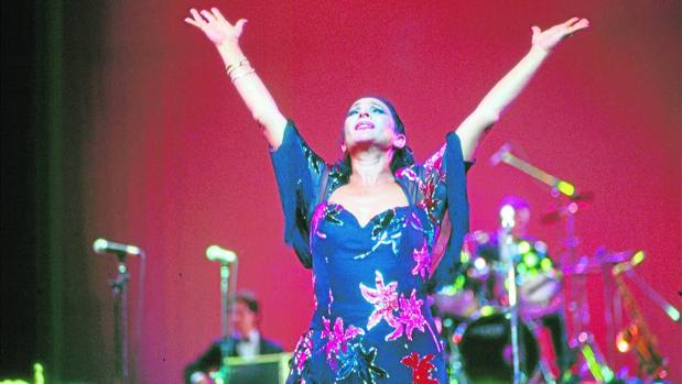 Lola Flores, durante una actuación