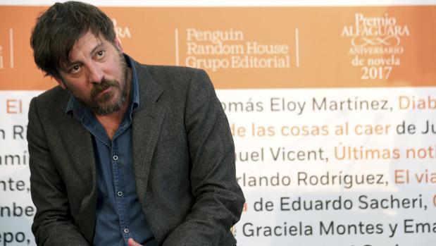 Ray Loriga, fotografiado en el hotel Ritz, poco después de conocerse que había ganado el Alfaguara