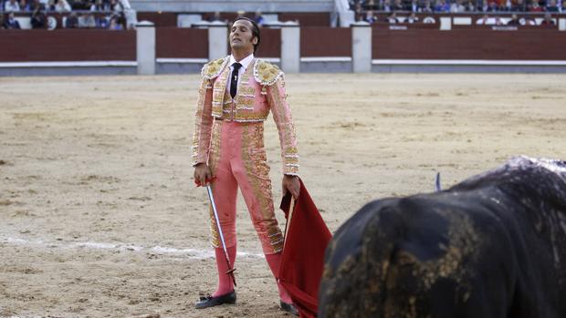 El gesto de impotencia de David Mora tras oír los tres recados presidenciales con el quinto de la tarde
