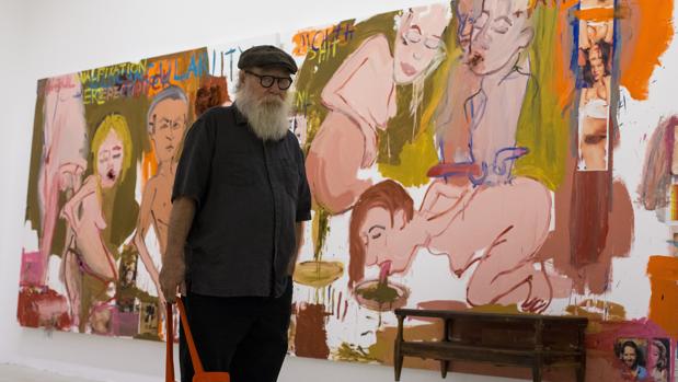 Paul McCarthy, ayer en la exposición junto a una de sus obras