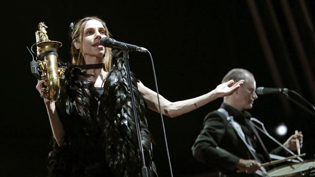 La cantante británica, anoche durante su actuación