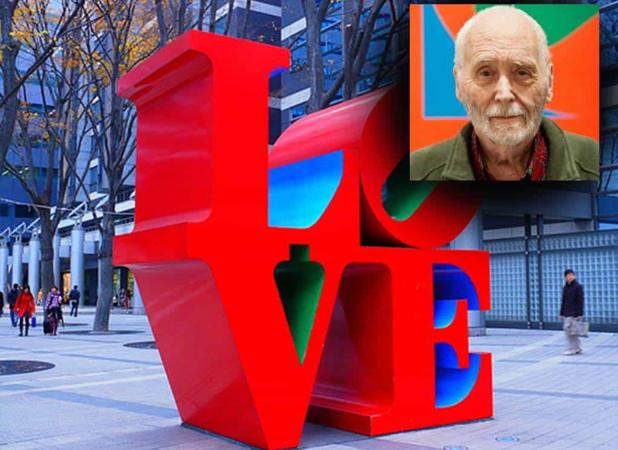 Robert Indiana con su obra