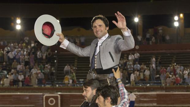 Andrés Romero, de gris, dos pinchazos y rejón