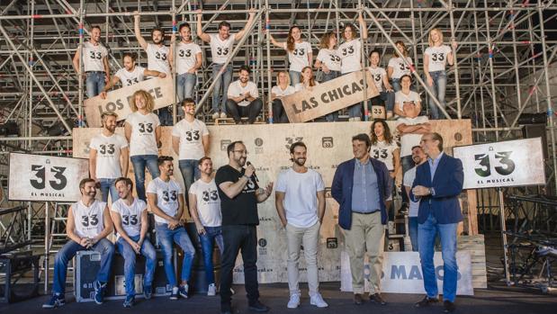El creador, los productores y el elenco de «33 el musical»