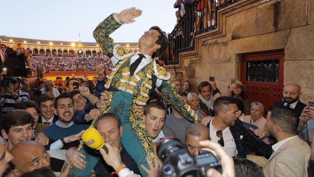 El Juli, a hombros por la Puerta del Príncipe después de cortar cuatro orejas el 16 de abril en la corrida de Garcigrande