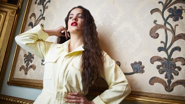 Retratos posados a la cantante Rosalía en el palacio de Santoña