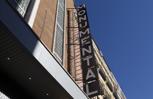 El renovado letrero de la entrada del Teatro Monumental