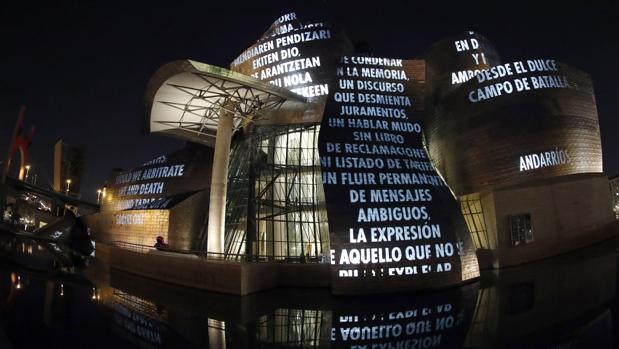 Proyecciones de luz en la fachada norte del Museo Guggenheim de Bilbao